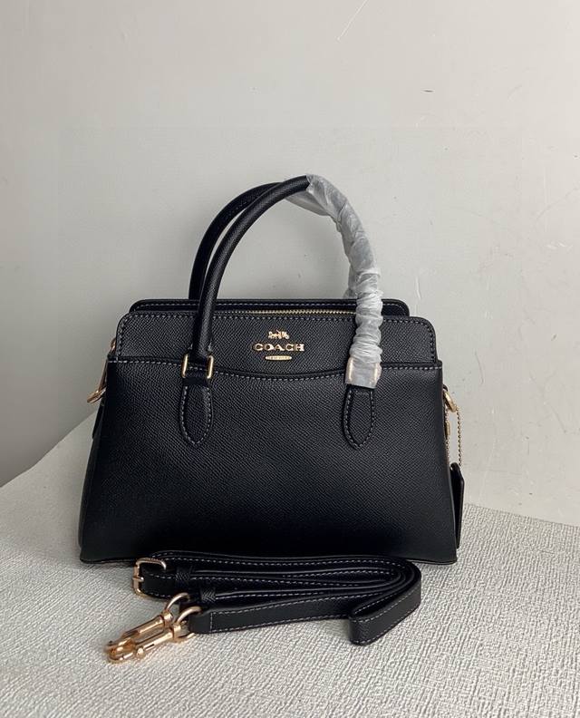 2月上新 Coach Darcie系列新款小号戴妃包上架啦,Ch859 Ch289Ch502多了两个夹层,设计更合理,可随手放进发票纸巾等小物 ....中间夹层 2月上新 Coach Darcie系列新款小号戴妃包上架啦,Ch859 Ch289Ch502多了两个夹层,设计更合理,可随手放进发票纸巾等小物 ....中间夹层