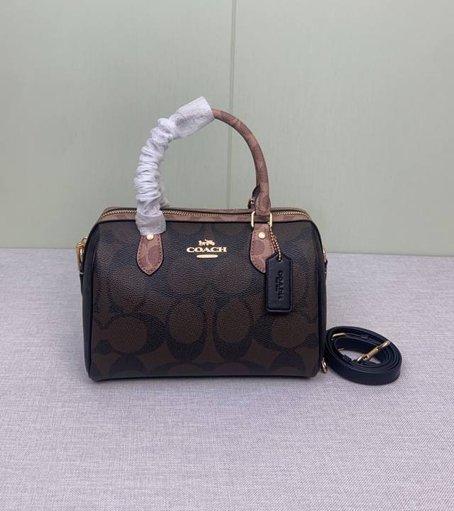 Coach 12月新品 Cy679 经典枕头包波士顿 Brynn新配色耶 大logo 撞色拼接设计的brynn有造型感,可以斜挎. 尺寸25Cm Coach 12月新品 Cy679 经典枕头包波士顿 Brynn新配色耶 大logo 撞色拼接设计的brynn有造型感,可以斜挎. 尺寸25Cm