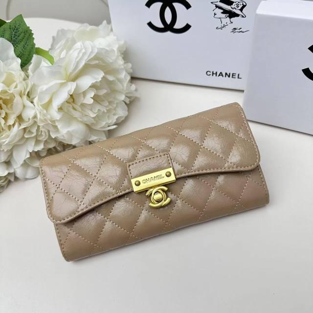 Chanel。 经典两折长款钱包，款号202513顶级皮料五金，爆裂纹菱格纹路.原版品质！细节美到淋漓尽致全套包装！尺寸10.5-19-3Cm颜色黑色，枣红色，