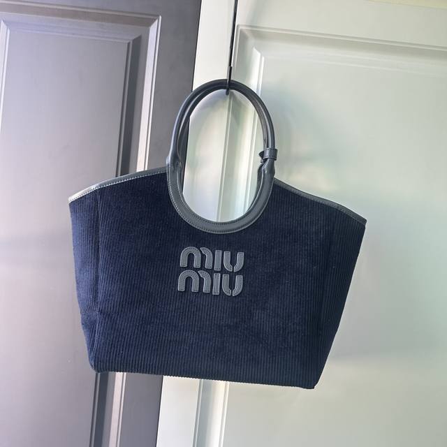 新款 .. Miumiu 灯芯绒 5Bg277，Miu家新款伊势丹限定托特包，今年绝对爆款式，全新限定版灯芯绒面料，搭配上乘的皮革质感高级，包身软而不塌，小尺寸