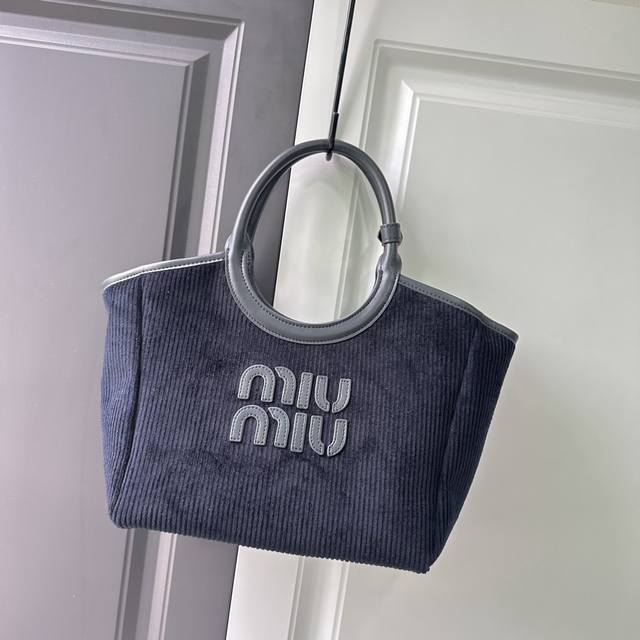 新款 .. Miumiu 灯芯绒 5Bg277,Miu家新款伊势丹限定托特包,今年绝对爆款式,全新限定版灯芯绒面料,搭配上乘的皮革质感高级,包身软而不塌,小尺寸 新款 .. Miumiu 灯芯绒 5Bg277,Miu家新款伊势丹限定托特包,今年绝对爆款式,全新限定版灯芯绒面料,搭配上乘的皮革质感高级,包身软而不塌,小尺寸