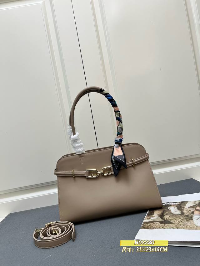 配盒子，Furla最新款 斜跨包 手提包 单肩包 牛皮 软硬适中 定型效果好.但不是硬邦邦的皮质哦，型号8880 尺寸：31×23X14Cm