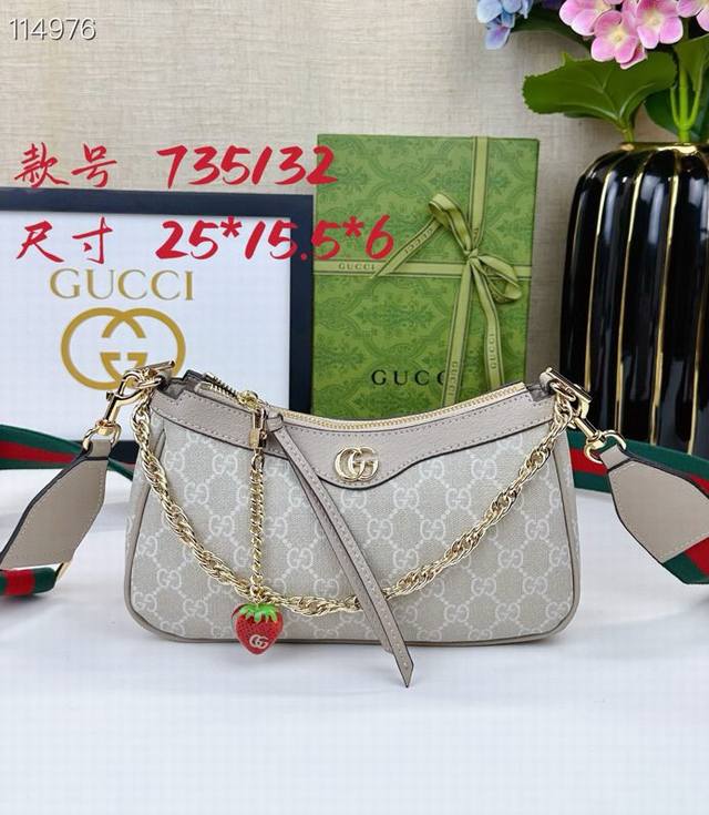 款号：735132燕麦 尺寸：25-15.5-6Cm Ophidia系列又出大爆款 草莓吊坠+双肩带 火遍整个小红书 解锁多种背法 是夏日爱的小包包了