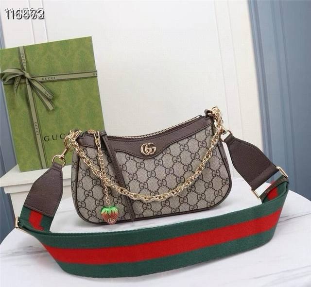 款号：735132啡 尺寸：25X15.5X6Cm Ophidia系列又出大爆款 草莓吊坠+双肩带 火遍整个小红书 解锁多种背法 是夏日爱的小包包了