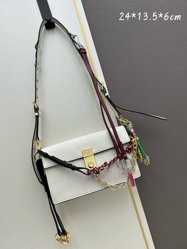 小号 Prada 专柜 配礼盒，明星同款头层牛皮 原单品质+对版专柜五金 手感柔软舒适，容量大 ．可拆卸手袋饰件 金属五金配件 镌刻字母徽标锁扣 平面按扣开合