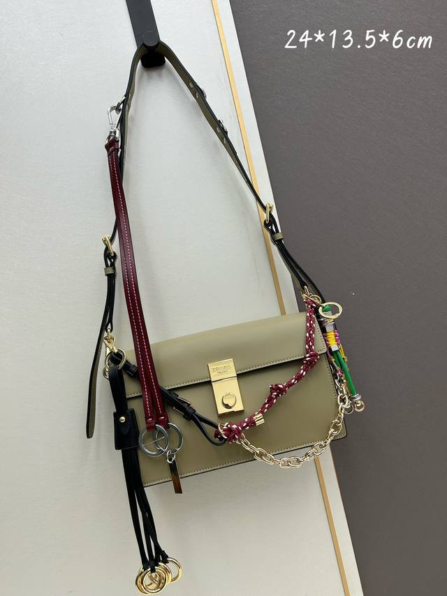 小号 Prada 专柜 配礼盒,明星同款头层牛皮 原单品质+对版专柜五金 手感柔软舒适,容量大 .可拆卸手袋饰件 金属五金配件 镌刻字母徽标锁扣 平面按扣开合 小号 Prada 专柜 配礼盒,明星同款头层牛皮 原单品质+对版专柜五金 手感柔软舒适,容量大 .可拆卸手袋饰件 金属五金配件 镌刻字母徽标锁扣 平面按扣开合