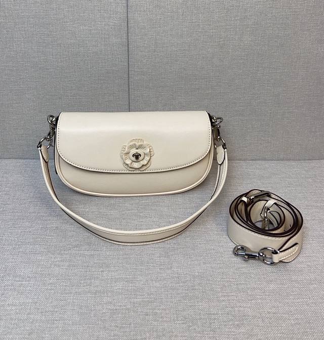 Coach 5月新品 山茶花emmy白月光cu536 Cu032 蔻驰山茶花回归~ Emmy马鞍腋下包型 Tea Rose茶玫瑰 山茶花旋锁细节都充满了浪漫。尺 Coach 5月新品 山茶花emmy白月光cu536 Cu032 蔻驰山茶花回归~ Emmy马鞍腋下包型 Tea Rose茶玫瑰 山茶花旋锁细节都充满了浪漫。尺