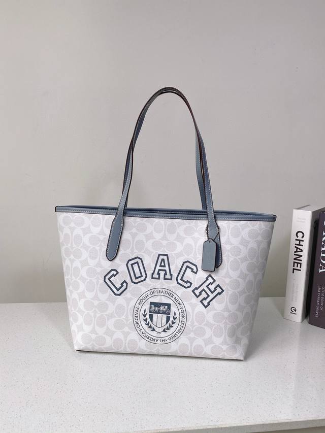 咖啡配白色 款号： Cb869 Coach Varsity 学院风托特包 经典的托特款式 全新配色 经典老花咖啡色结合美式常春藤校徽印花 看起来秒变聪明又休闲的