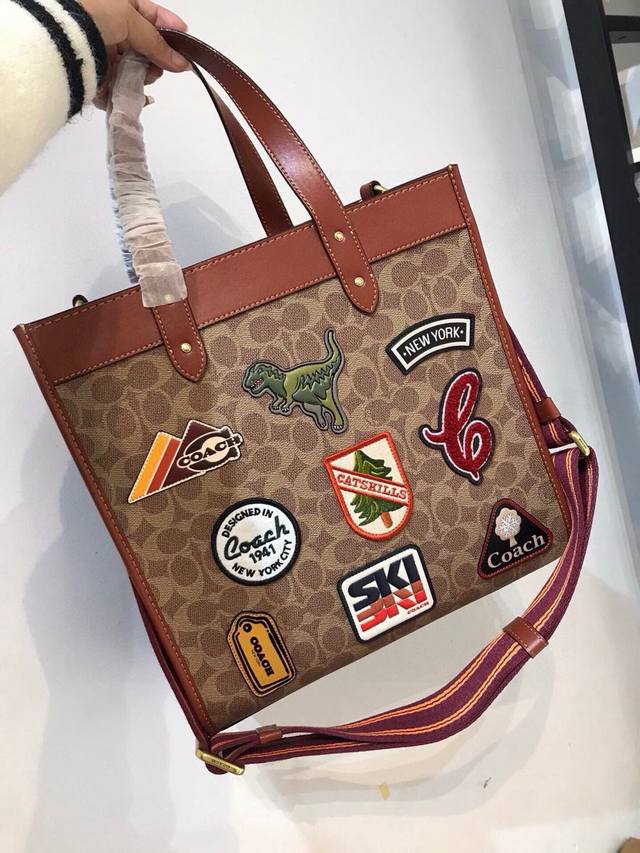 款号：C6846。Coach Fied Tote 来啦 ！ 徽章购物袋，收纳性超强大 胜任从忙碌通勤到充实周末的各种场合。 全面通用的包款采用经典logo和耐用