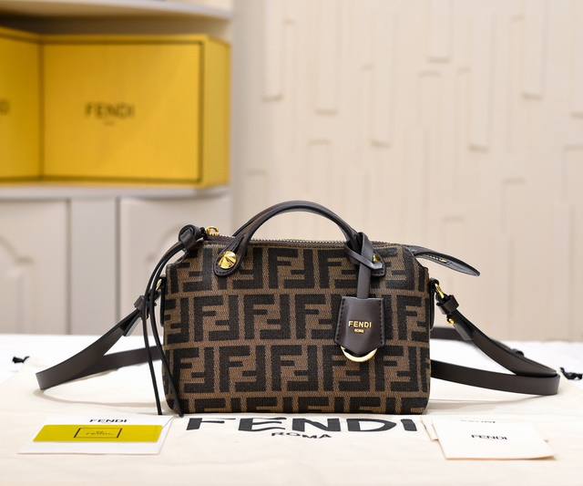 型号1013 Fendi 新品波士顿手提包～ 经典老花布料搭配小牛皮材质，双提手和吊坠，可调节可拆卸肩带，顶部拉链设计，内部配有口袋容量也是很大～ 款号：101