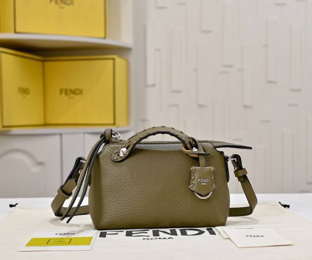 型号1013 Fendi 新品波士顿手提包~ 经典老花布料搭配小牛皮材质,双提手和吊坠,可调节可拆卸肩带,顶部拉链设计,内部配有口袋容量也是很大~ 款号:101 型号1013 Fendi 新品波士顿手提包~ 经典老花布料搭配小牛皮材质,双提手和吊坠,可调节可拆卸肩带,顶部拉链设计,内部配有口袋容量也是很大~ 款号:101
