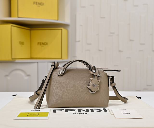 型号1013 Fendi 新品波士顿手提包~ 经典老花布料搭配小牛皮材质,双提手和吊坠,可调节可拆卸肩带,顶部拉链设计,内部配有口袋容量也是很大~ 款号:101 型号1013 Fendi 新品波士顿手提包~ 经典老花布料搭配小牛皮材质,双提手和吊坠,可调节可拆卸肩带,顶部拉链设计,内部配有口袋容量也是很大~ 款号:101