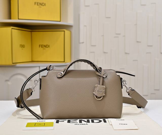 Fendi 新品波士顿手提包～ 经典老花布料搭配小牛皮材质，双提手和吊坠，可调节可拆卸肩带，顶部拉链设计，通过拉链隔层袋分割出两个内侧夹层以及两个口袋。 款号：