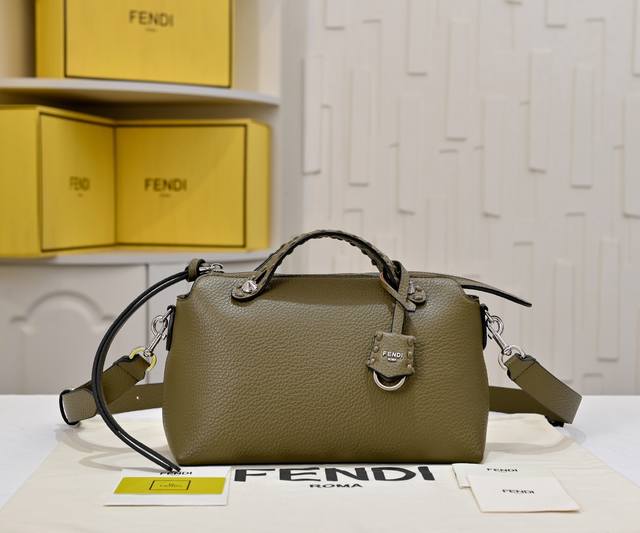 Fendi 新品波士顿手提包~ 经典老花布料搭配小牛皮材质,双提手和吊坠,可调节可拆卸肩带,顶部拉链设计,通过拉链隔层袋分割出两个内侧夹层以及两个口袋。 款号: Fendi 新品波士顿手提包~ 经典老花布料搭配小牛皮材质,双提手和吊坠,可调节可拆卸肩带,顶部拉链设计,通过拉链隔层袋分割出两个内侧夹层以及两个口袋。 款号: