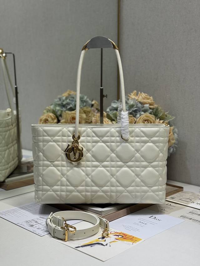 Dior Toujours 手袋 白色 这款dior Toujours手袋于二零二三春夏系列发布秀精彩亮相,休闲实用的设计别具一格.采用白色牛皮革精心制作,饰以