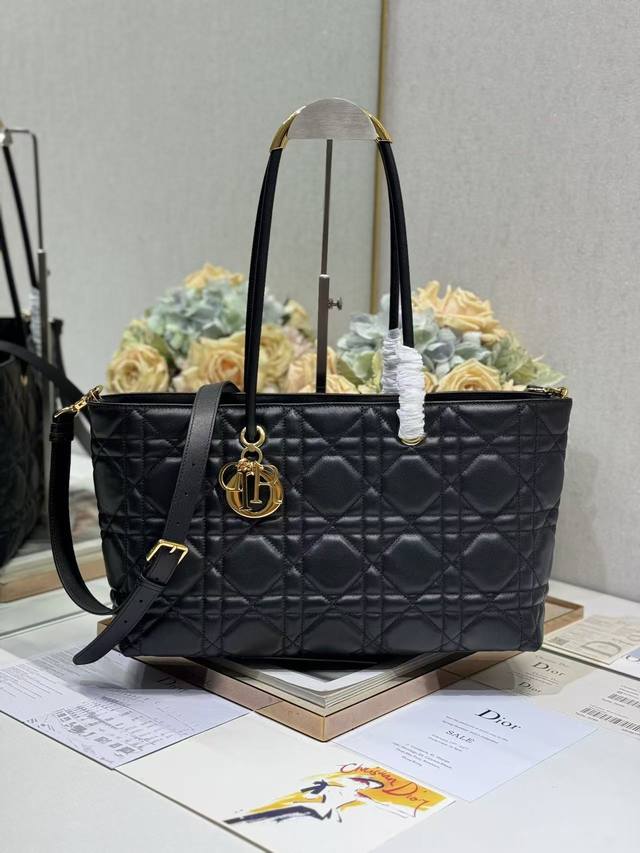 Dior Toujours 手袋 白色 这款dior Toujours手袋于二零二三春夏系列发布秀精彩亮相,休闲实用的设计别具一格.采用白色牛皮革精心制作,饰以