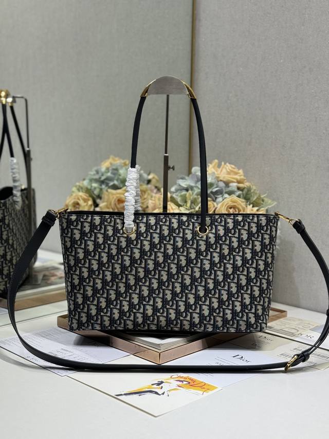 Dior Toujours 手袋 蓝布 这款dior Toujours手袋于二零二三春夏系列发布秀精彩亮相,休闲实用的设计别具一格.采用白色牛皮革精心制作,饰以 Dior Toujours 手袋 蓝布 这款dior Toujours手袋于二零二三春夏系列发布秀精彩亮相,休闲实用的设计别具一格.采用白色牛皮革精心制作,饰以