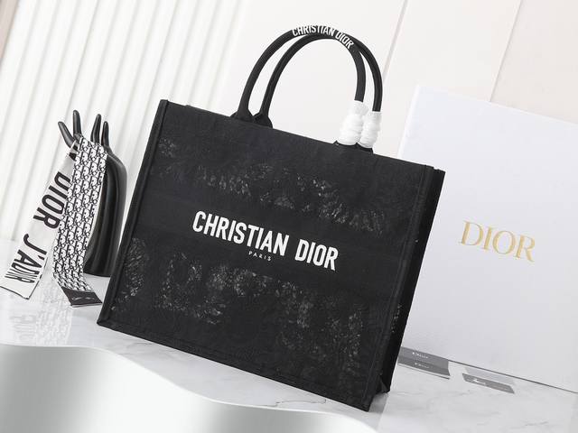 独家实物拍摄 原单 Dior Book Tote 托特 黑太阳神蕾丝大42Cm 这款 Book Tote手袋由女装创意总监玛丽亚 嘉茜娅 蔻丽 Maria Gr 独家实物拍摄 原单 Dior Book Tote 托特 黑太阳神蕾丝大42Cm 这款 Book Tote手袋由女装创意总监玛丽亚 嘉茜娅 蔻丽 Maria Gr
