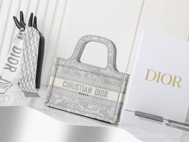独家实物拍摄 迷你 原单 Dior Book Tote 托特 粉色d迷你22Cm 这款 Book Tote手袋由女装创意总监玛丽亚 嘉茜娅 蔻丽 Maria G 独家实物拍摄 迷你 原单 Dior Book Tote 托特 粉色d迷你22Cm 这款 Book Tote手袋由女装创意总监玛丽亚 嘉茜娅 蔻丽 Maria G