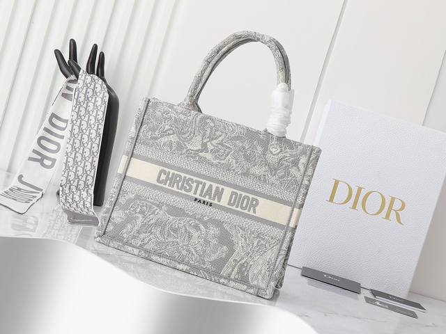 独家实物拍摄 小 原单 Dior Book Tote 托特 老虎小26Cm 这款 Book Tote手袋由女装创意总监玛丽亚 嘉茜娅 蔻丽 Maria Graz 独家实物拍摄 小 原单 Dior Book Tote 托特 老虎小26Cm 这款 Book Tote手袋由女装创意总监玛丽亚 嘉茜娅 蔻丽 Maria Graz