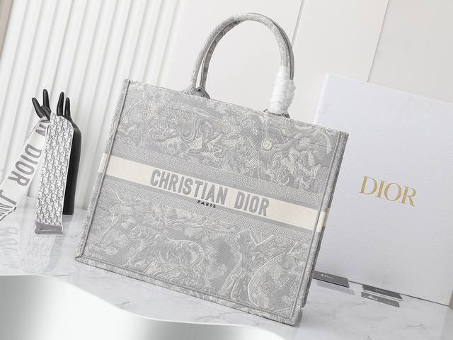 独家实物拍摄 大 原单 Dior Book Tote 托特 老虎42Cm 这款 Book Tote手袋由女装创意总监玛丽亚 嘉茜娅 蔻丽 Maria Grazi