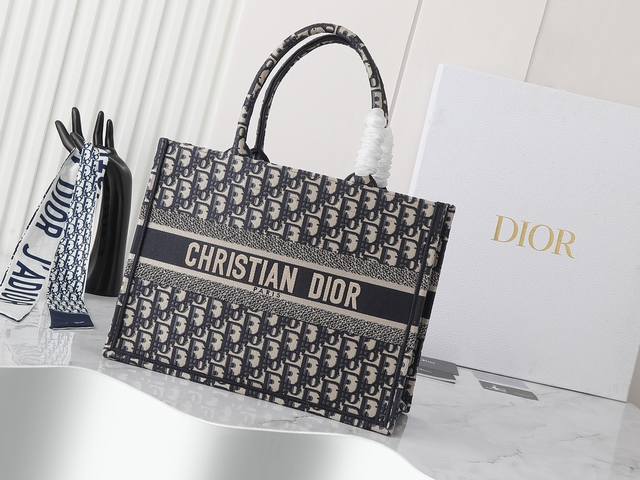 独家实物拍摄 中 原单 Dior Book Tote 托特 深蓝d中36Cm 这款 Book Tote手袋由女装创意总监玛丽亚 嘉茜娅 蔻丽 Maria Gra 独家实物拍摄 中 原单 Dior Book Tote 托特 深蓝d中36Cm 这款 Book Tote手袋由女装创意总监玛丽亚 嘉茜娅 蔻丽 Maria Gra