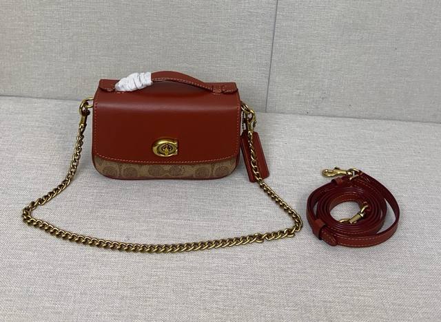 Coach新超款经的典邮差包，次这上的新是的新尺寸，小玲巧珑精致，可放下手机pm尺寸，采用荔枝牛纹皮 搭配的经典的五个配色：焦老糖花 黑色 白色 藏蓝 红色 尺