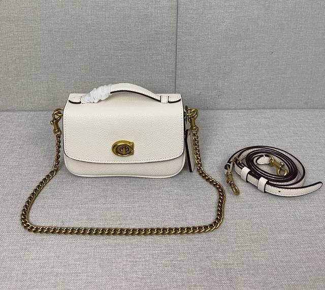 Coach新超款经的典邮差包，次这上的新是的新尺寸，小玲巧珑精致，可放下手机pm尺寸，采用荔枝牛纹皮 搭配的经典的五个配色：焦老糖花 黑色 白色 藏蓝 红色 尺