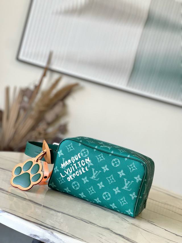 顶级原单 M12688 标志性的monogram帆布和牛皮革饰边塑造出dopp洗包的经典韵味，充裕内里可安全存放梳洗用品，搭配拉链袋收纳小物件。皮质宽手柄可舒适