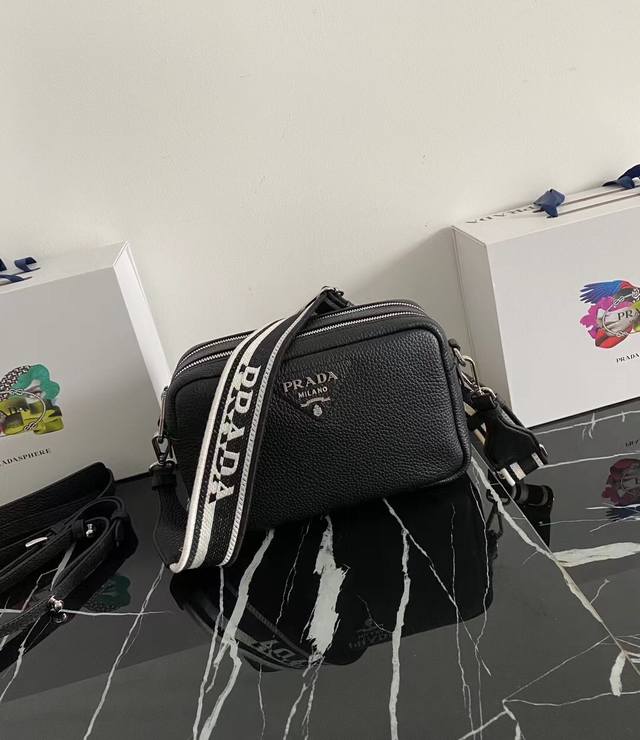 新款双肩带1Bd082双肩带这款双肩带采用进口鹿皮纹牛皮，配有两条可交换可调节长肩带设计。织物织带和牛皮搭配，太完美，不同场合不同衣着的全能混合搭配，容量空间大