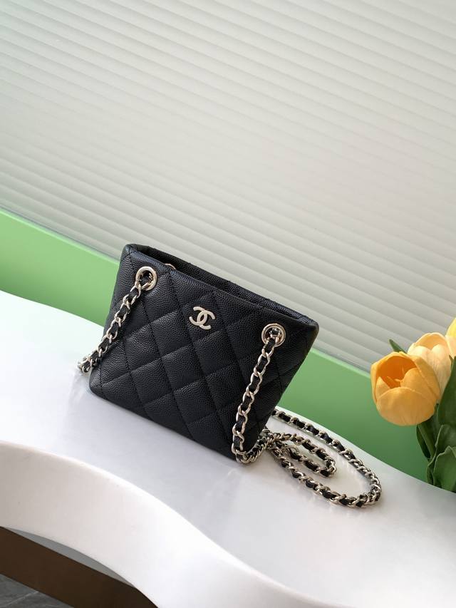 Chanel25Cm Samini Tote 实用不失百搭 小巧迷你的包身,与tote的造型结合,宛如手中的黑色宝石 崇拜 金色双c标志闪耀着耀眼的光芒,为整体 Chanel25Cm Samini Tote 实用不失百搭 小巧迷你的包身,与tote的造型结合,宛如手中的黑色宝石 崇拜 金色双c标志闪耀着耀眼的光芒,为整体