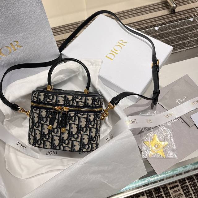 化妆盒子 原版购入 超大 压花 高级内涵 椭圆包型 多了复古调调 独家定制高品质的对版老花料 时髦有调性 兼具正式场合和日常生活 尺寸 16*11*9.5Cm 化妆盒子 原版购入 超大 压花 高级内涵 椭圆包型 多了复古调调 独家定制高品质的对版老花料 时髦有调性 兼具正式场合和日常生活 尺寸 16*11*9.5Cm