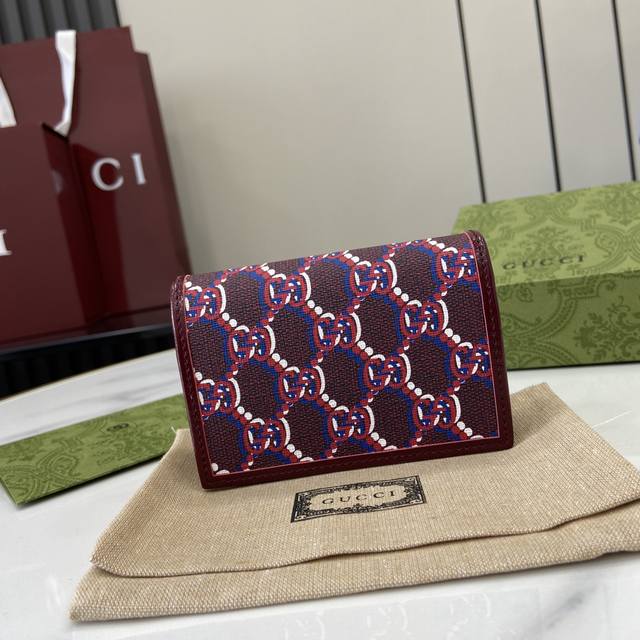 配全套原厂绿盒包装 饰gg Shadow卡包 Gg字母交织图案经由当代视角焕新诠释,以略微偏移的阴影设计呈现精致立体质感。这款卡包匠心点缀这一标志性图案,与饰g 配全套原厂绿盒包装 饰gg Shadow卡包 Gg字母交织图案经由当代视角焕新诠释,以略微偏移的阴影设计呈现精致立体质感。这款卡包匠心点缀这一标志性图案,与饰g