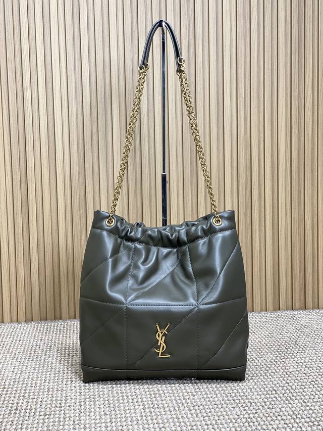 Ysl Jamie新款 慵懒松弛感拉满，精致的ysl Logo 高级的羊皮质感 超高工艺的对格绗缝，容量也是很实用 出门完全够 太爱了。尺寸：39X33X2Cm