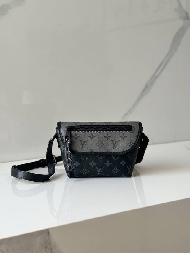 免税版pulse 迷你手袋m12806本款 Pulse 迷你手袋取材 Monogram Eclipse 涂层帆布 以简洁线条和运动元素传递摩登格调 精巧构型内设 免税版pulse 迷你手袋m12806本款 Pulse 迷你手袋取材 Monogram Eclipse 涂层帆布 以简洁线条和运动元素传递摩登格调 精巧构型内设