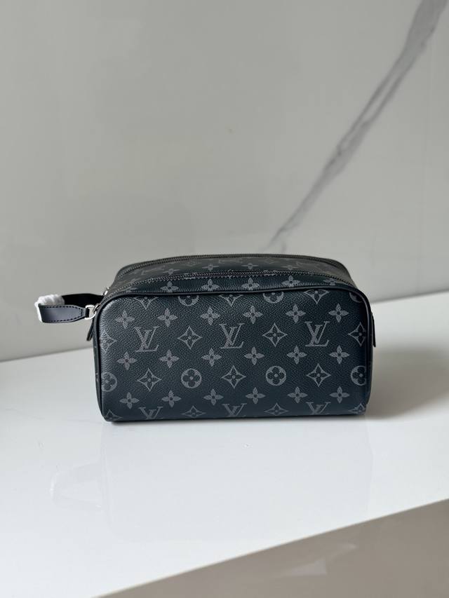 免税版44494黑花 化妆包 大号的盥洗包外观大方,以手感柔软的帆布制成,配有双拉链大开口,便于取放物品。可收纳您所有的盥洗必需品。-Damier帆布质地,棉布 免税版44494黑花 化妆包 大号的盥洗包外观大方,以手感柔软的帆布制成,配有双拉链大开口,便于取放物品。可收纳您所有的盥洗必需品。-Damier帆布质地,棉布