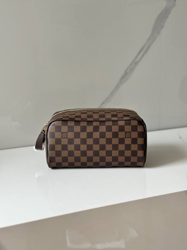 免税版44494咖啡格 化妆包 大号的盥洗包外观大方，以手感柔软的帆布制成，配有双拉链大开口，便于取放物品。可收纳您所有的盥洗必需品。-Damier帆布质地，棉