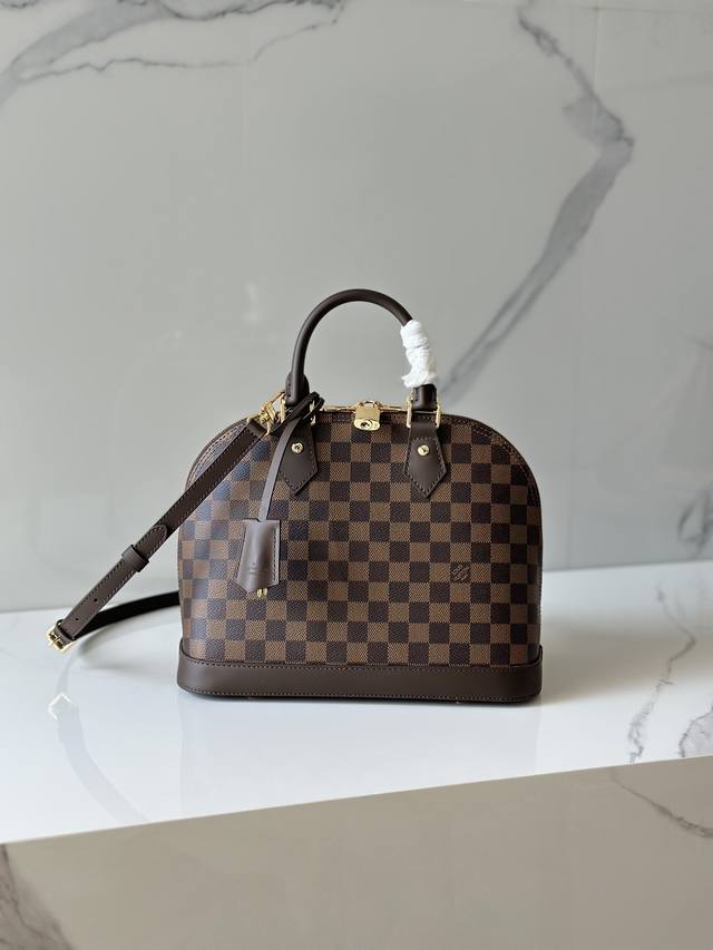 免税版 Alma 大号贝壳包 M53151老花 咖啡格 起源于1934年的 Alma 手袋经过时间推移从一个方角的旅行包逐渐以形状的演变成为今天的优雅女性手袋代 免税版 Alma 大号贝壳包 M53151老花 咖啡格 起源于1934年的 Alma 手袋经过时间推移从一个方角的旅行包逐渐以形状的演变成为今天的优雅女性手袋代