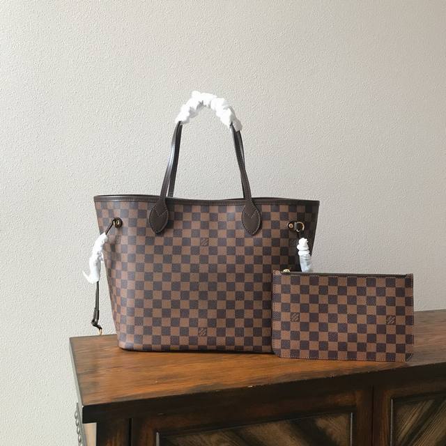 免税版neverfull 中号手袋 N41358中号咖啡格红里 极具传奇色彩的 Neverfull 手袋总是能够满足您对手提包的各种需要。 容量大却不显笨重,挺 免税版neverfull 中号手袋 N41358中号咖啡格红里 极具传奇色彩的 Neverfull 手袋总是能够满足您对手提包的各种需要。 容量大却不显笨重,挺