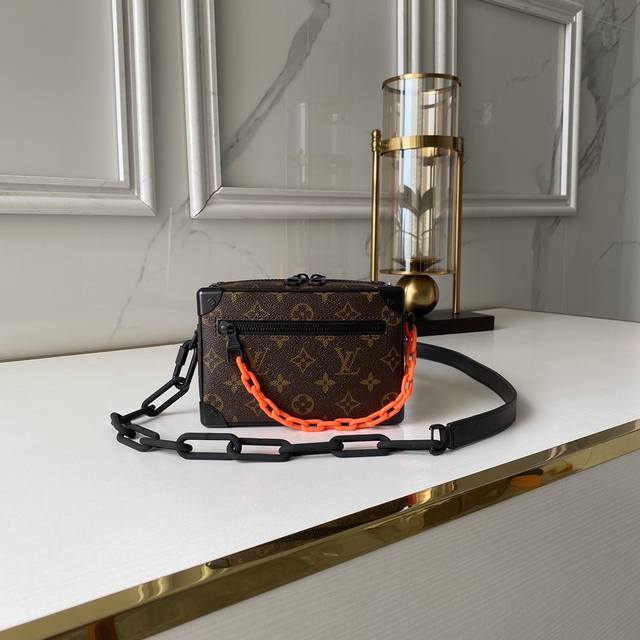 免税版44480 男女通用爆款 吴亦凡同款mini Soft Trunk 标志性monogram印花搭配树脂链带 造型精致 此款富有魅力的手袋 棱角分明而具优雅 免税版44480 男女通用爆款 吴亦凡同款mini Soft Trunk 标志性monogram印花搭配树脂链带 造型精致 此款富有魅力的手袋 棱角分明而具优雅