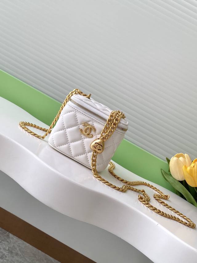 24K 盒子包 最美爱心调节扣 可调节链条的 采用双c浮雕工艺logo精致绝美 :进口小羊皮 款号a P3123 尺寸11-8.5-7 配包装