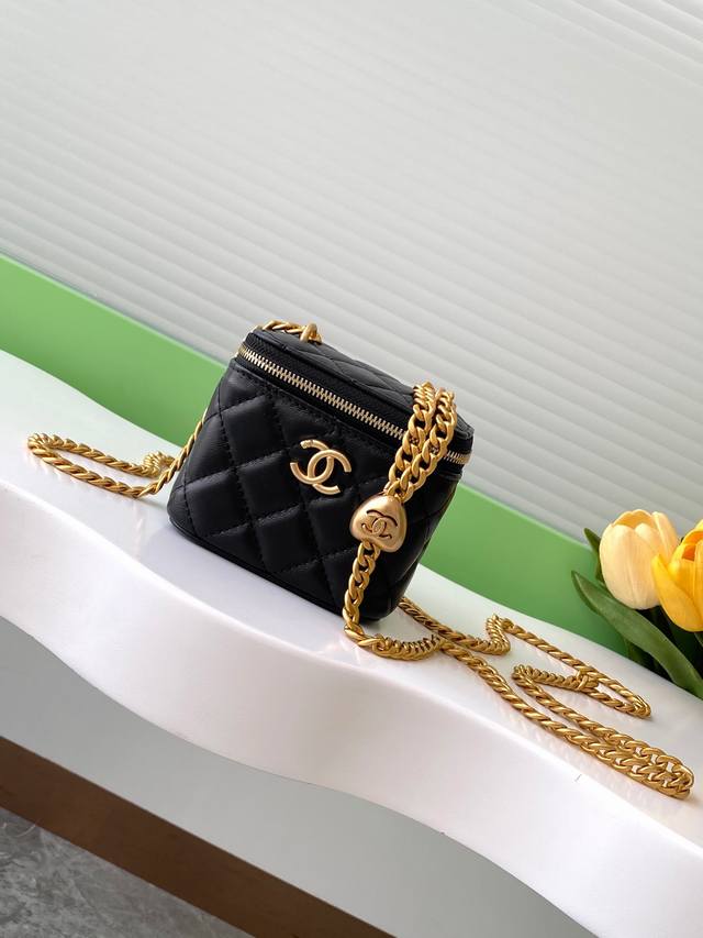 24K 盒子包 最美爱心调节扣 可调节链条的 采用双c浮雕工艺logo精致绝美 :进口小羊皮 款号3203 尺寸11-8.5-7 配包装