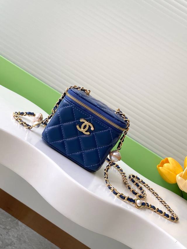 24K 珍珠款 化妆包 超级贵气啦 采用高质量的羊皮材质 光泽度超级好 手感也是超好 更吸引人的地方就是 链条配珍珠字母 精致度拉满拉满 实物简直太戳我心啦 款 24K 珍珠款 化妆包 超级贵气啦 采用高质量的羊皮材质 光泽度超级好 手感也是超好 更吸引人的地方就是 链条配珍珠字母 精致度拉满拉满 实物简直太戳我心啦 款