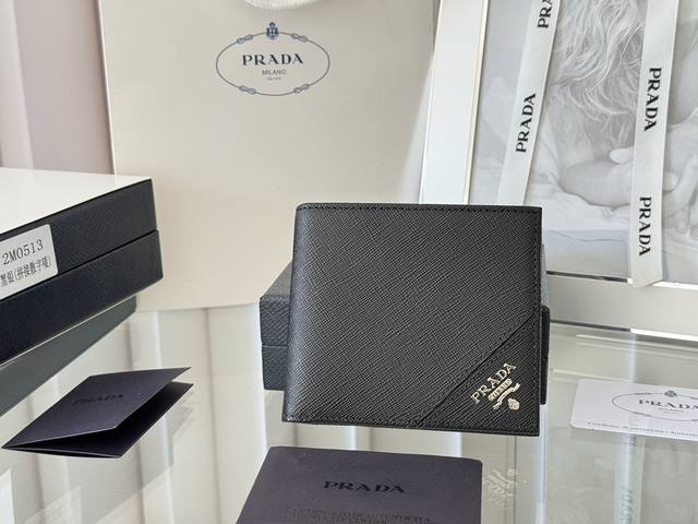 Prada男士十字纹短夹，好收纳 可放8张卡 现金可放 ，男士必备款 型号2M0513，原单品质， Saffiano十字纹进口五金制作， 尺寸11Cm×9.5C