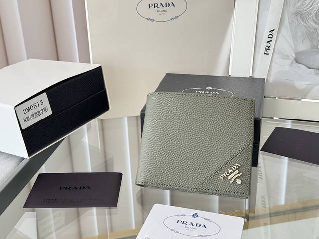 Prada男士十字纹短夹，好收纳 可放8张卡 现金可放 ，男士必备款 型号2M0513，原单品质， Saffiano十字纹进口五金制作， 尺寸11Cm×9.5C