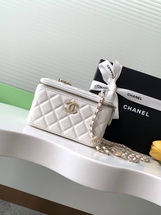 24K浮雕盒子包水钻不同快乐经典款相继出炉，盒子包的身影有些熟悉~C，经典盒子包怎会缺席呢 +这次上新的面孔是不是有些熟悉，也是经典款的回归。一只是经典盒子包，