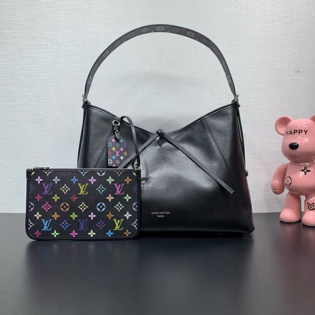 款号：M13105 本款 Carryall Dark 中号手袋以柔软羊皮革塑造时尚慵懒廓形，为 2025年联名村上隆三十三彩春夏秀场造型增添瞩目姿彩。抛光金属件