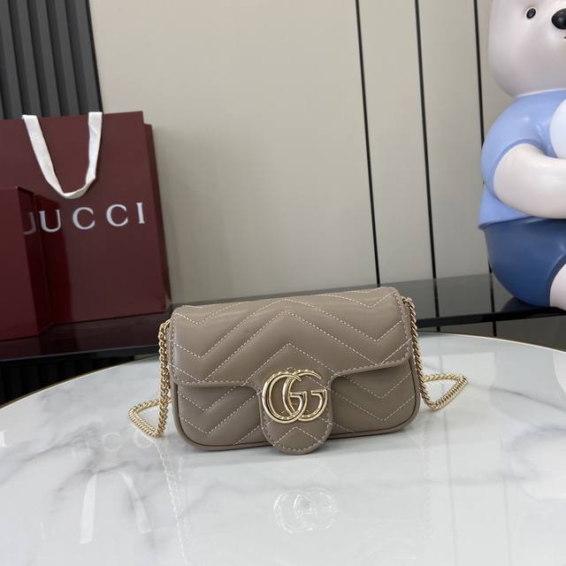 配全套原厂绿盒包装 新品 Gg Marmont系列超迷你手袋 这款gg Marmont系列超迷你手袋甄选绗缝v型皮革匠心制作，并以精致米灰色调唯美呈现，为202
