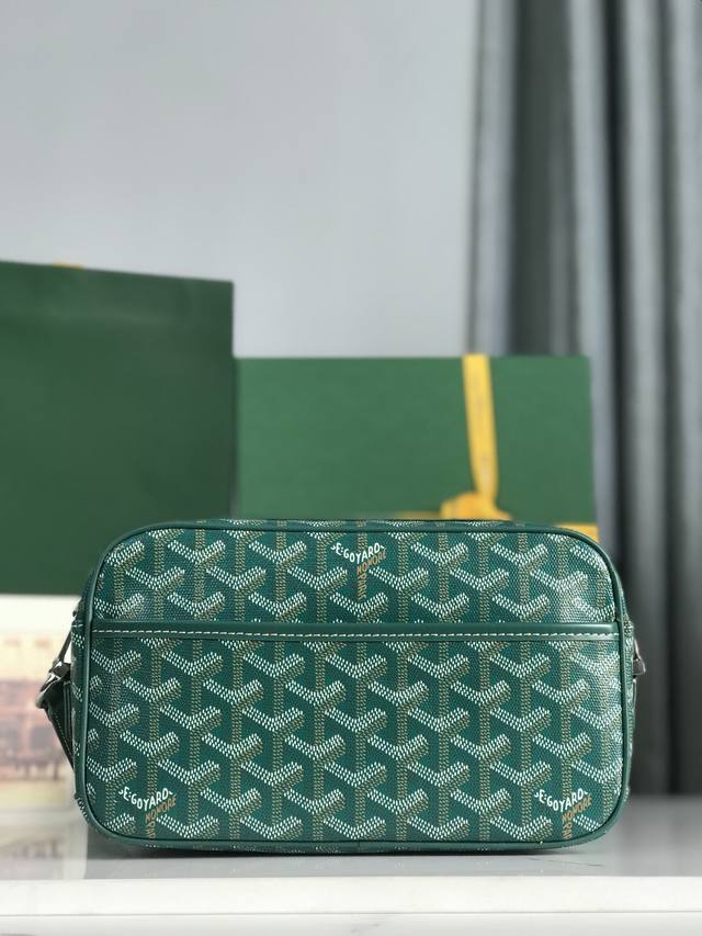 Cap-Vert相机包 相机包一如既往的百搭与能装，一款怎么搭都不会错的款男女通用，多种颜色供选择，配送礼品盒送人送礼都是不错的选择。 尺寸size：22.5*