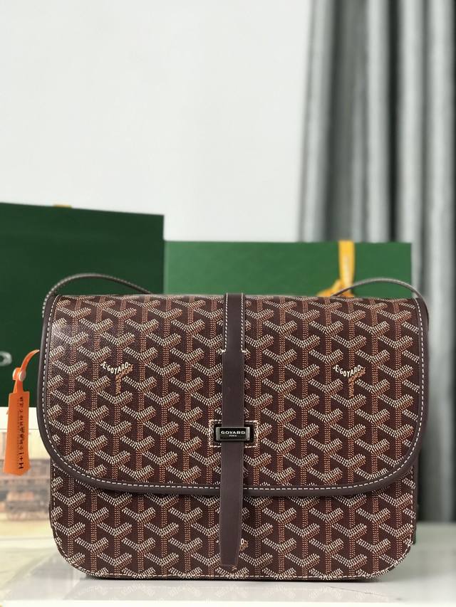 Goyard全新推出的goyard Belvédère Belvédère包最经典的特质：简约优雅，轻便实用。单狭带扣流畅地穿过金属环，开关自如；皮质镶边以线条